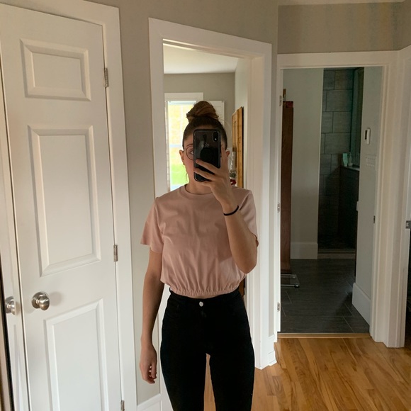 Aritzia light pink crop top - Picture 3 of 4